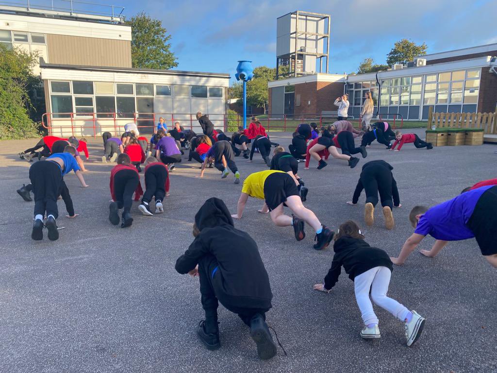 NET_Abbotsweld's tweet image. Fitness day at Abbotsweld! Thank you to Mrs Ings for leading a great workout this morning for #nationalfitnessday We hope everyone who attended had fun! #shapingfutures #netacademies