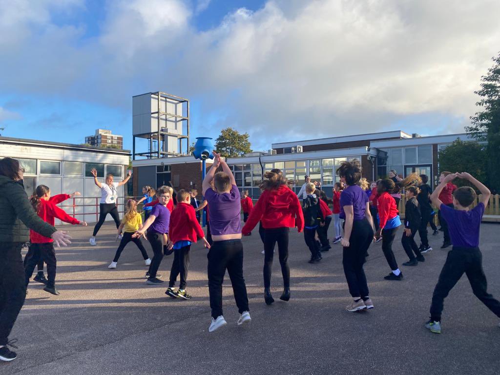 NET_Abbotsweld's tweet image. Fitness day at Abbotsweld! Thank you to Mrs Ings for leading a great workout this morning for #nationalfitnessday We hope everyone who attended had fun! #shapingfutures #netacademies