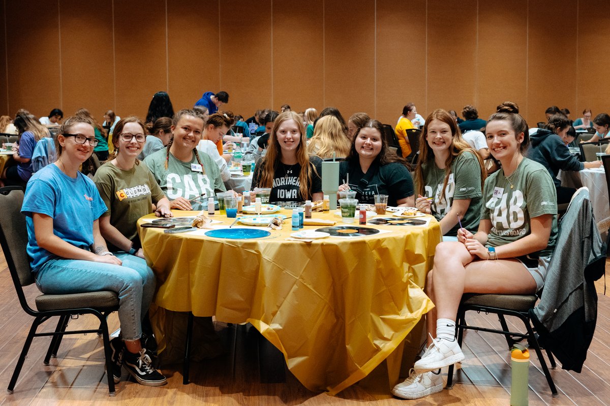UNI_CAB's tweet photo. We had such an awesome time with you all at our craft night last week! We loved seeing all the cool designs you all created on the records!🖌️🎨

✨To Register for any of our other CAB events, use the link in our Bio!✨ https://t.co/Znw62eMG4U