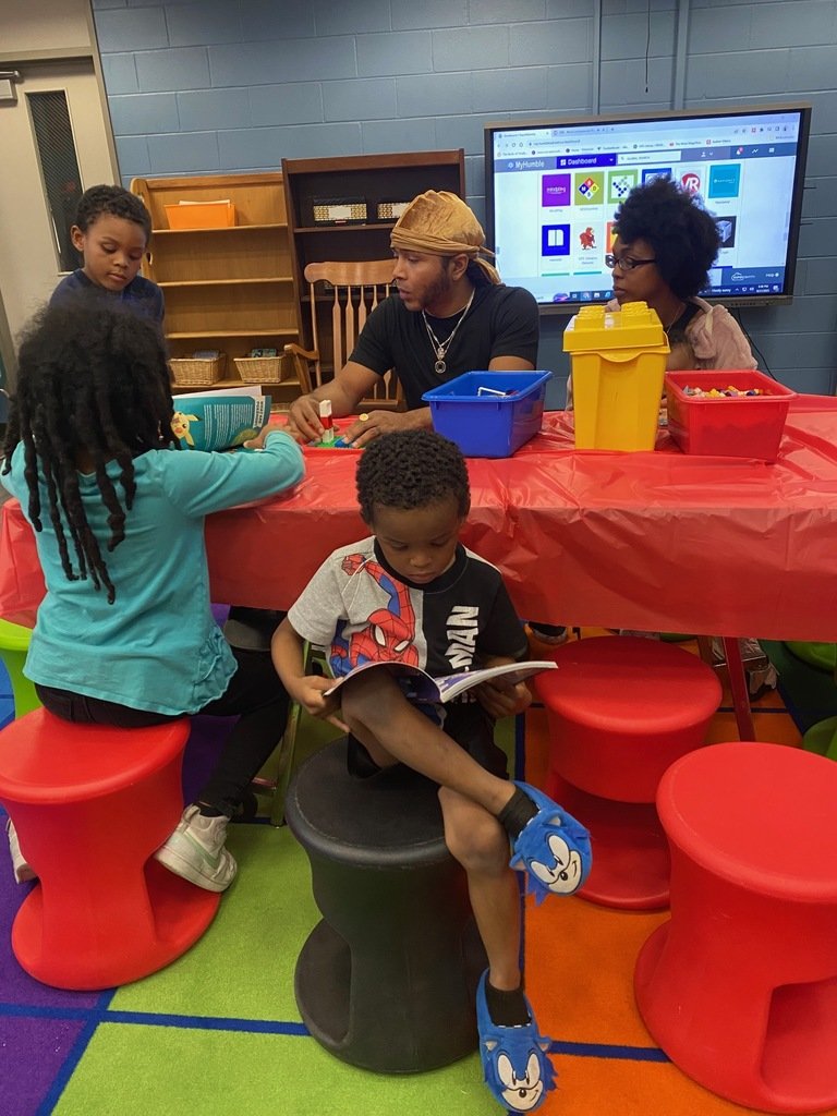 HumbleISD_OFE's tweet photo. Family Literacy Night was a BLAST! Thank you to all of the families that attended and a BIG SHOUT OUT to Ms. Curtis & her committee for planning such an amazing night for our Falcons! #WatchUsSoar #LevelUpOurLearning https://t.co/AmWV5CKtXS
