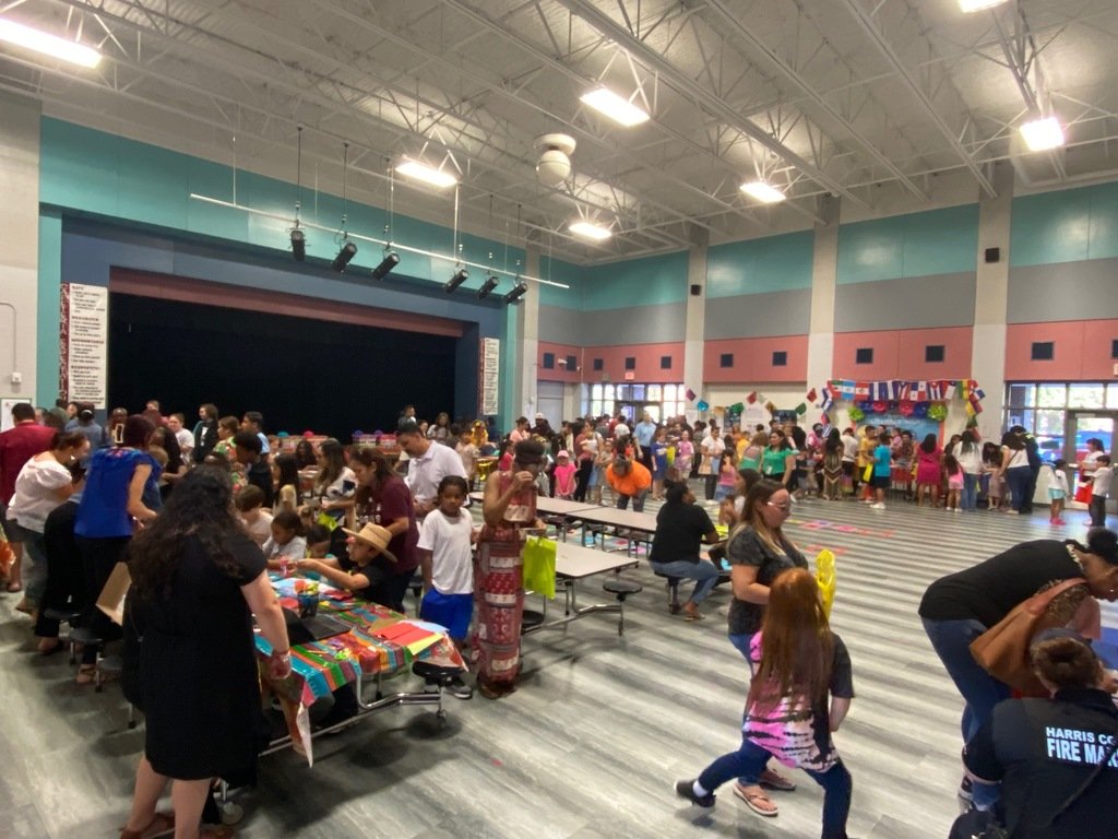 HumbleISD_OFE's tweet photo. Family Literacy Night was a BLAST! Thank you to all of the families that attended and a BIG SHOUT OUT to Ms. Curtis & her committee for planning such an amazing night for our Falcons! #WatchUsSoar #LevelUpOurLearning https://t.co/AmWV5CKtXS