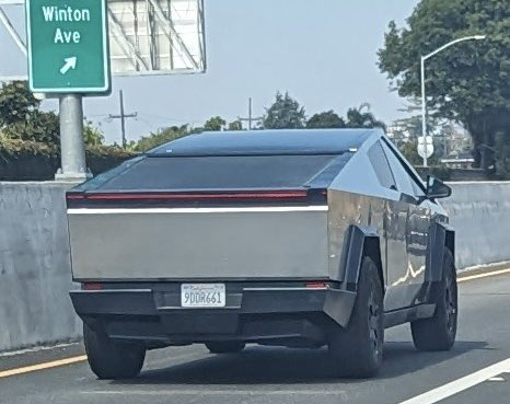 buccocapital's tweet photo. I can't believe they managed to build a car that looks like it shit it's pants https://t.co/ks7RUOU545