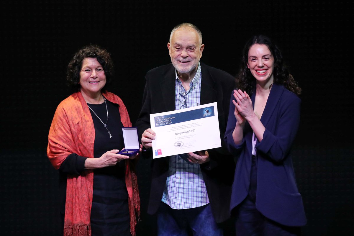 El periodista y escritor argentino recibió este galardón por ser “certero como pocos narradores en su abordaje prodigioso del cuento y la novela, dos géneros que ha cultivado en forma sistemática y siempre a gran altura. Y por ser un hombre comprometido con su tiempo y la región”