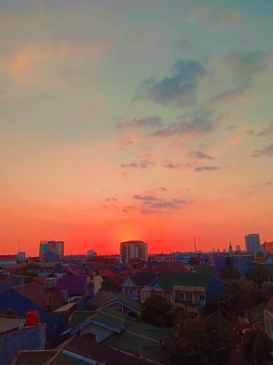 Lasmibb's tweet photo. Langit senja di Makassar https://t.co/mxxRa5f45W