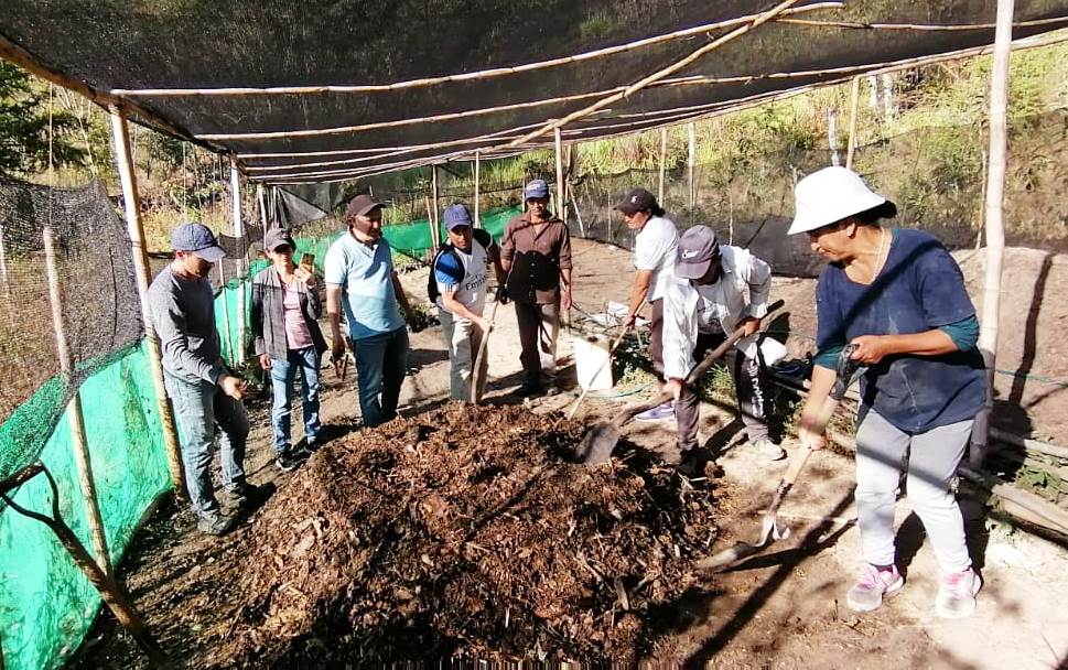 #Loja | Con el apoyo técnico del MAG, agricultores de la #ComunidadDeAprendizaje de la parroquia #Changaimina, del cantón Gonzanamá, elaboran bioinsumos (bocashi), el propósito es incentivar a la producción agroecológica y sostenible.