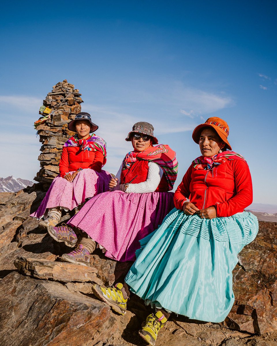 Terrykola_'s tweet photo. Las Cholitas Escaladoras de Bolivia. Subimos juntos el Pico Austria, mi primer 5000 https://t.co/p87LXWFT8v