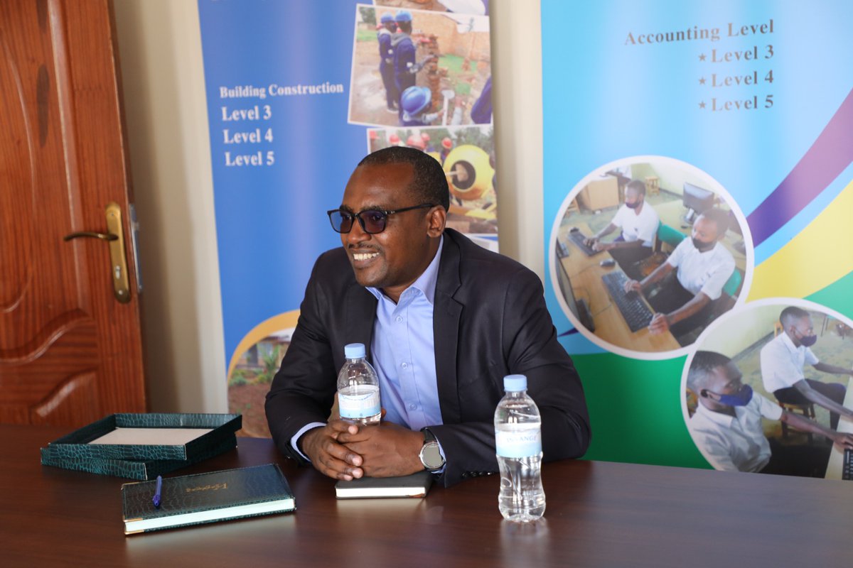 RTB_Rwanda's tweet photo. Muri rusange yashimye uburyo abanyeshuri bakomeje kwitabira kugana aya mashuri, aha abayobozi umukoro wo gushyira imbaraga mu gukomeza gushaka icyateza imbere aya mashuri, no kubyaza umusaruro ibikoresho bigezweho bafite. https://t.co/zeb0fHXi8A