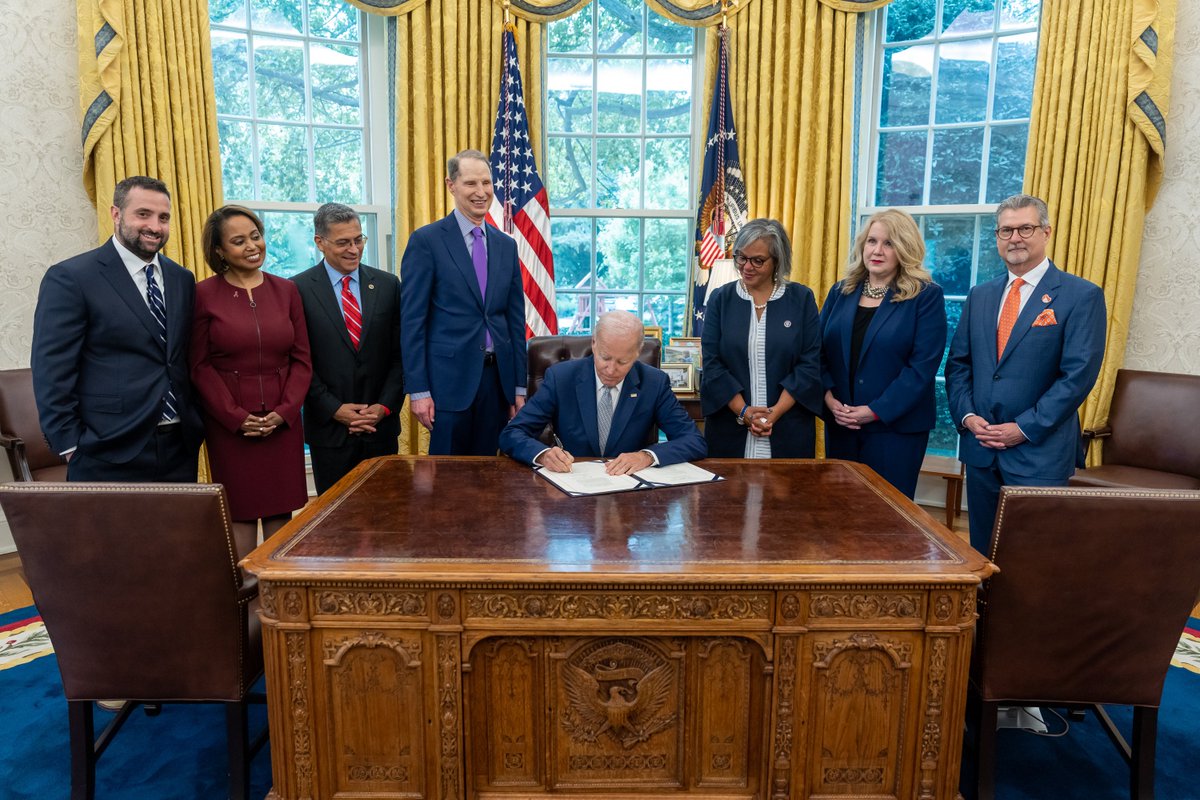 Thanks again to the @WhiteHouse for hosting our @CEOatNKF at last Friday's bill signing for the Securing the U.S. Organ Procurement and Transplant Network Act. This urgently needed law will benefit every patient on the waitlist by improving access & transparency. #MyKidneyVoice
