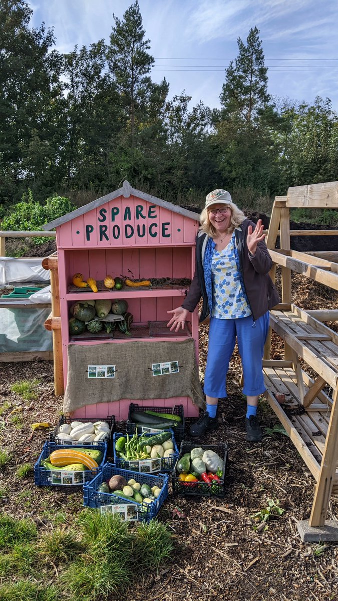 Amazing donations from @RootsAllotments Tuckers Meadow heading to @MercyInActionUK today. There are chilis, beetroot, courgettes, marvellous marrows, beans, squash and cucumbers galore!