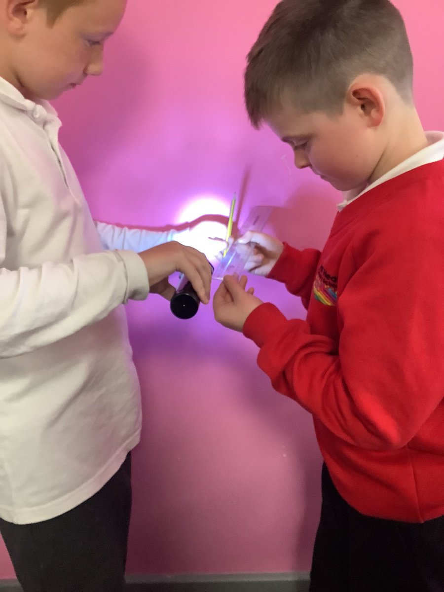 westheathprim's tweet photo. #WHPSClass13 were experimenting with changing the size of shadows this afternoon. They have planned, carried out and concluded their experiment; they are all scientists in the making!π #WHPSScience https://t.co/FXyTolypkM