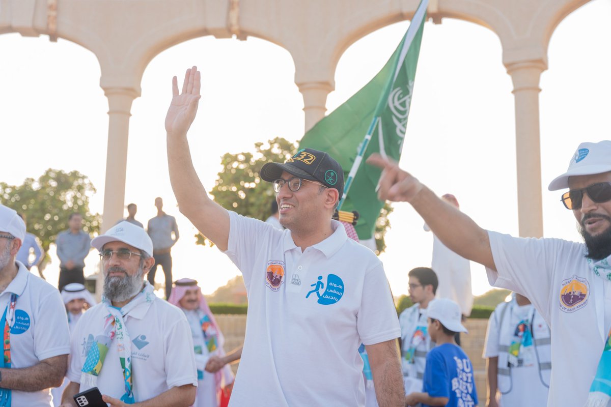 Dr_ALHussain's tweet photo. تعد #الجبيل_الصناعية مركزاً مميزاً للرياضات المختلفة لجاهزية وجاذبية مرافقها وبنيتها التحتية ومستوى #جودة_الحياة العالية، ومن تلك الرياضات #المشي، فبها مسارات تمتد لمسافات طويلة داخل المتنزهات والواجهة البحرية والأحياء السكنية. 
وتحرص #الهيئة_الملكية_بالجبيل على المساهمة الفاعلة لتحقيق #رؤية_السعودية2030 التي تهدف إلى زيادة معدلات ممارسة #الرياضة ورفع جودة الحياة وتعزيز الصحة، وما فريق #هواة_المشي_بالجبيل إلا أحد الأمثلة الملهمة التي تسعى لنشر ثقافة رياضة المشي في مدينتنا الحالمة، وبهذه المناسبة نتقدم بالشكر الجزيل للفريق، وقد سعدت كثيراً بالمشاركة في احتفالهم هذا اليوم بِـ #اليوم_الوطني_93.