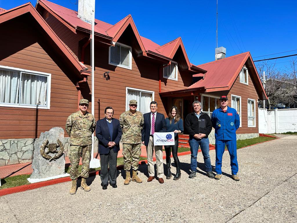 AthenaLabOrg's tweet photo. Continuando con los estudios geopolíticos de nuestro país, el equipo de AthenaLab se encuentra en la XI Región de Aysén, iniciando un nuevo trabajo en terreno que comenzó con la visita al Cuartel General de la IV División de Ejército. https://t.co/aezCqi3DOA
