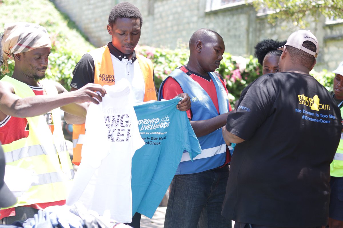 SUSOyouth's tweet photo. #TukoTayari for #Beach #WasteManagement!
Our donations of waste management tools to #TudorKwenyeMap of gloves, overalls, sacks &amp; branded marerial are set to make a world of difference for nature's health &amp; our future at Tudor Beach. #ImprovedLivelihood #PoweredByConservation https://t.co/njfF5LJXRQ