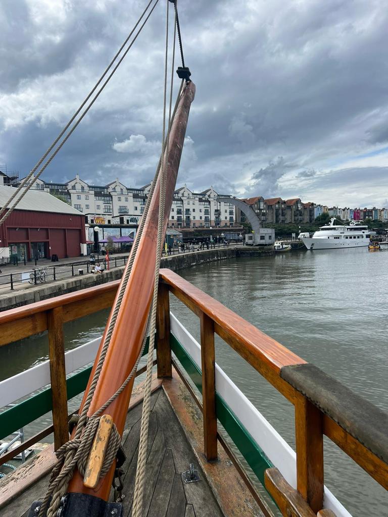 We did a harbourside walk this week with our lovely Active Recovery members and combined it with some fish and chips ⛵️ We went on The Matthew, completed part of a treasure hunt, found a geo cache and finally sheltered in the M Shed when the inevitable rain appeared!