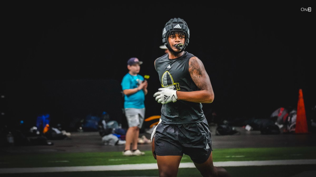samspiegs's tweet photo. Standout 2026 Destrehan (La.) WR Jabari Mack was on hand for the electric environment in Autzen on Saturday, including running through the tunnel on game day.

Mack returned home with an offer from Oregon. More here: https://t.co/JK5hyJJUcf (On3+) https://t.co/EQux9LjPLL