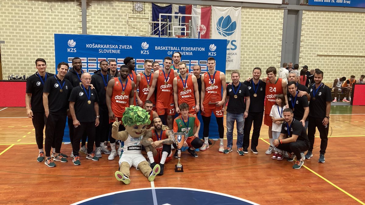 Košarkarji Olimpije so osvojili prvo lovoriko, na uvodu nove domače sezone 2023/24, so v Superpokalnem tekmovanju s 76:59 premagali domžalski Helios ⁦<a href="/Val202/">Val 202</a>⁩ ⁦<a href="/kzs_si/">Košarkarska zveza SIovenije</a>⁩