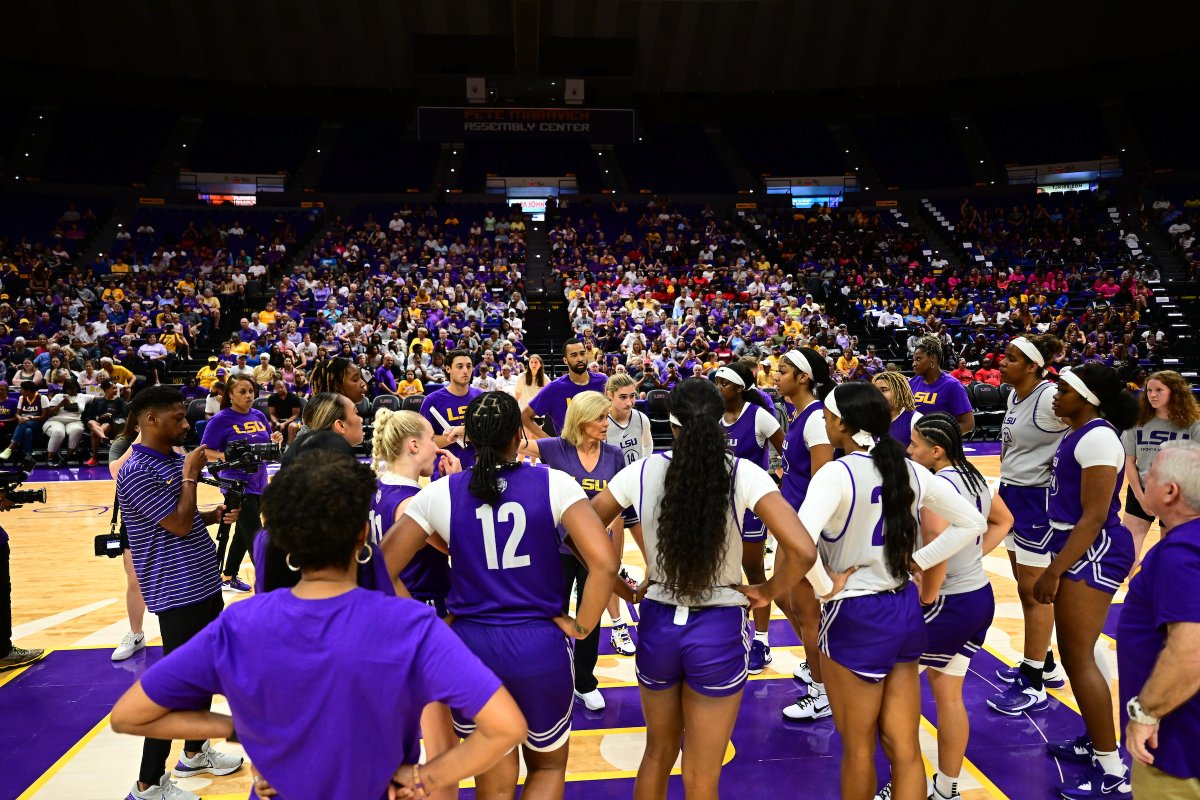 LSUwbkb's tweet photo. Nearly 2,500 fans came to the PMAC Monday afternoon to watch the Tigers begin official practice!

📄 https://t.co/dpgCkvXKYU https://t.co/3Zdy1FWNnF