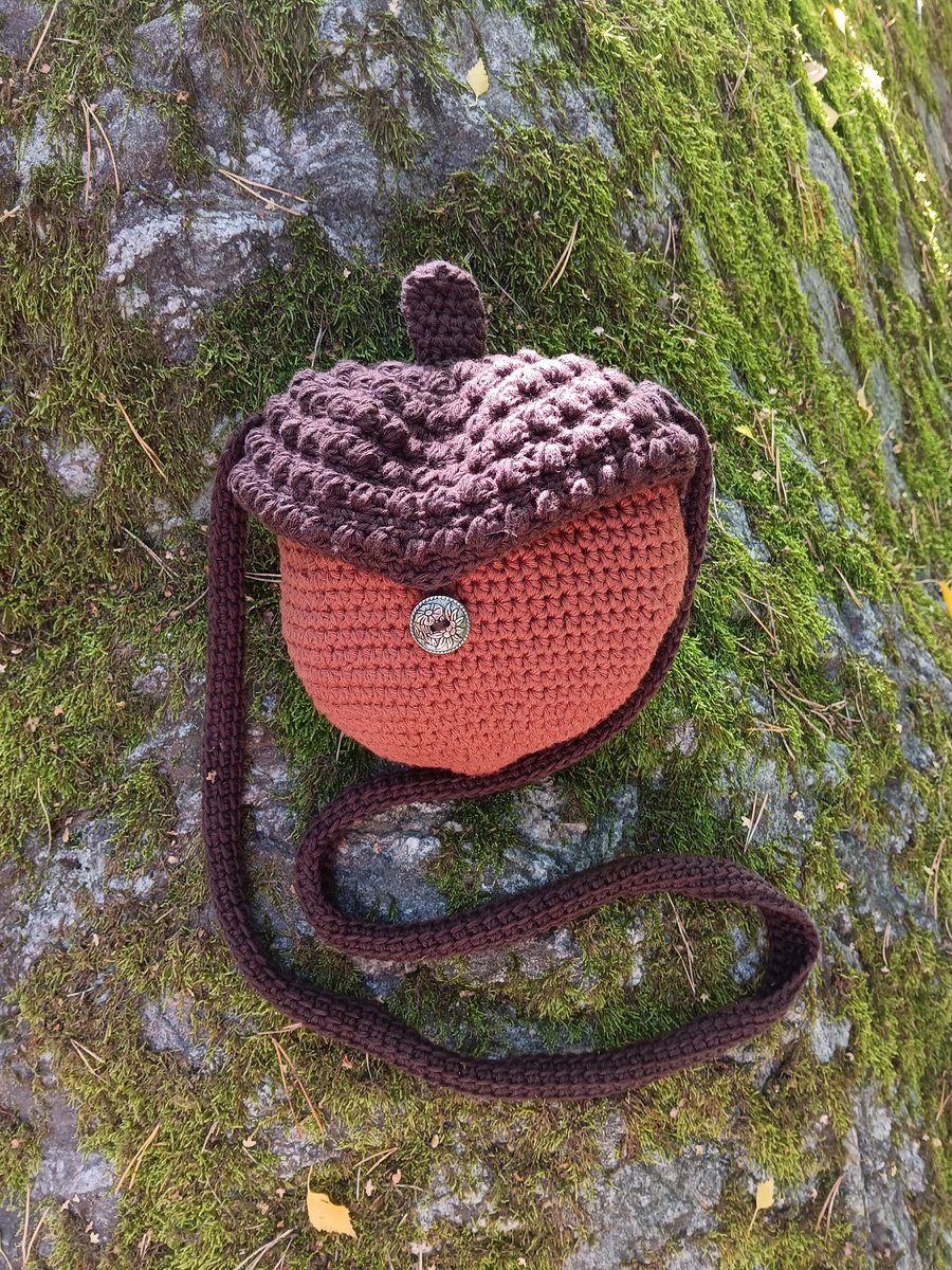 If any of you acnh people out there like to crochet, I just released the pattern to make an acorn pochette 🍂 You can purchase the pdf from my Etsy 🥰 crochetbyreanne.etsy.com