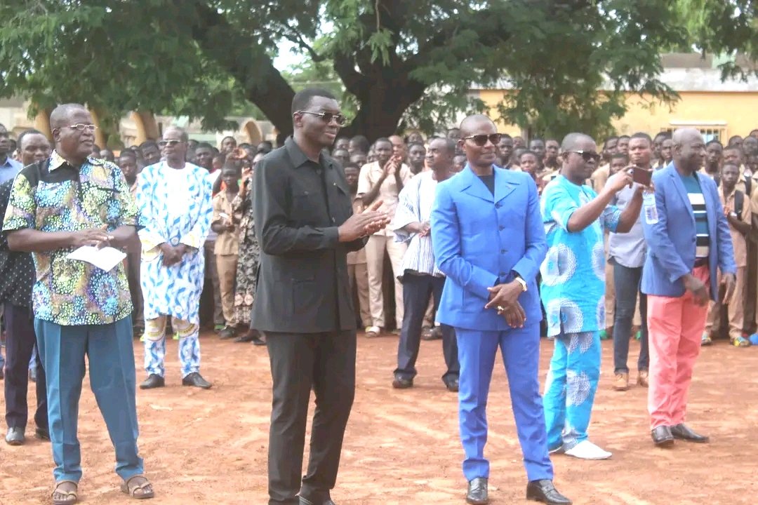 eau_tg's tweet photo. À Dapaong, le Ministre d'État, en charge de @eau_tg, le Gal YARK Damehame, constate la reprise effective de la rentrée ce 25 septembre.

Visites du lycée, du primaire, y compris le lycée technique, avec la transmission du message présidentiel...1/2

@CommunicationTg
@Afreepress https://t.co/YW5WsWCSj5