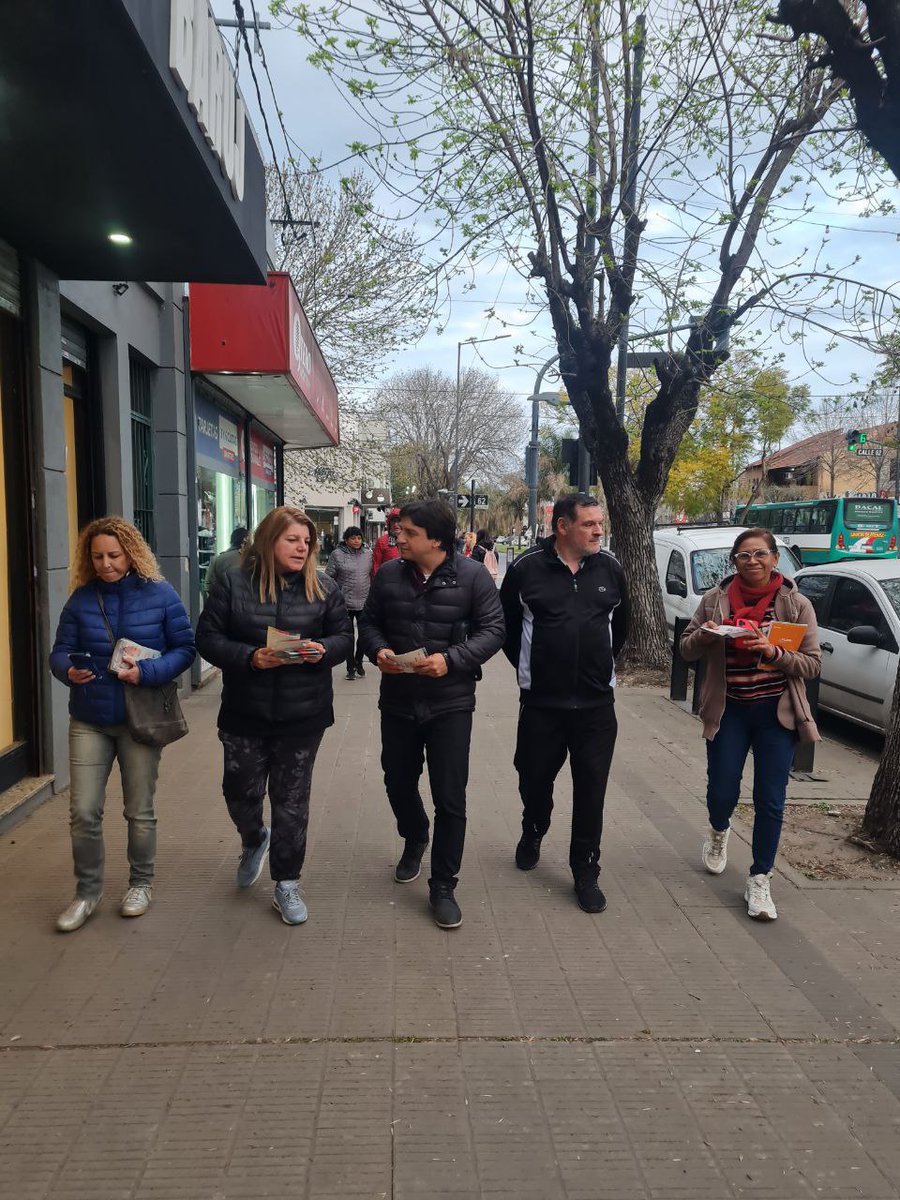 GerardoJazmin's tweet photo. Salimos a la calle, hoy en Los Hornos, a bancar el cambio que Argentina se merece 🇦🇷 

Casa por casa, escuchando a cada uno de los vecinos porque acá no afloja nadie! 💪

¡ #EsAhora y es para siempre ! https://t.co/v8HVMbzCjh
