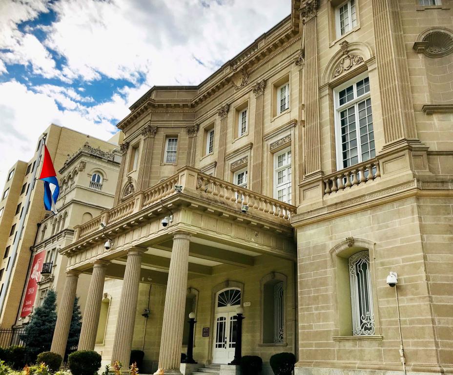 Terrorista y cobarde, es como se cataloga  el ataque contra la Embajada Cubana en Estados Unidos, en la noche del 24/9/23.
Denunciamos estos echos perpetrados y alimentados por la política hostil del mayor país patrocinador del terrorismo.
 <a href="/MaylenSelles/">Maylen Garcia Selles</a> <a href="/yoandi1658348/">yoandi</a>