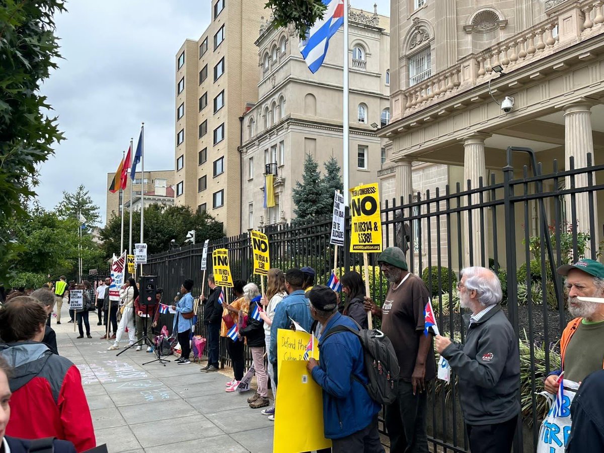 _TereFelipe_'s tweet photo. Tras conocerse del atentado terrorista que sufrió la pasada noche la embajada cubana, personas, frente a la embajada, se solidarizan con el pueblo y el gobierno… #Cuba no está aislada… ¡Venceremos! ✊🏻🇨🇺 https://t.co/h03dUEZiBC