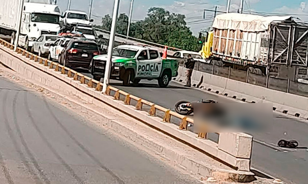 Planoinforma's tweet photo. Fatal accidente en el puente de Periférico y Av. San Pedro; un motociclista perdió la vida al ir aparentemente a exceso de velocidad. Más sobre el incidente: https://t.co/Koz30y5Xnz
#Seguridad #SLP https://t.co/1Bpo02kXYh