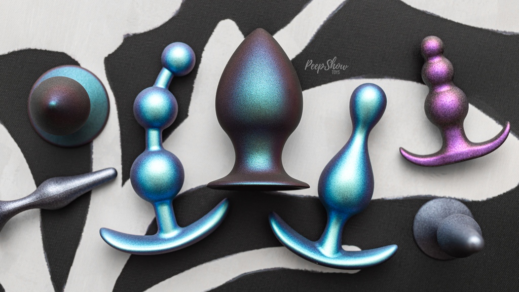 🍑 The Anal Adventures Plug collection is made of body-safe silicone with a gleaming, iridescent finish. Wash with soap and water for easy cleaning. Excellent for experimenting with anal play! Shop The Collection: peepshowtoys.com/collections/bl…