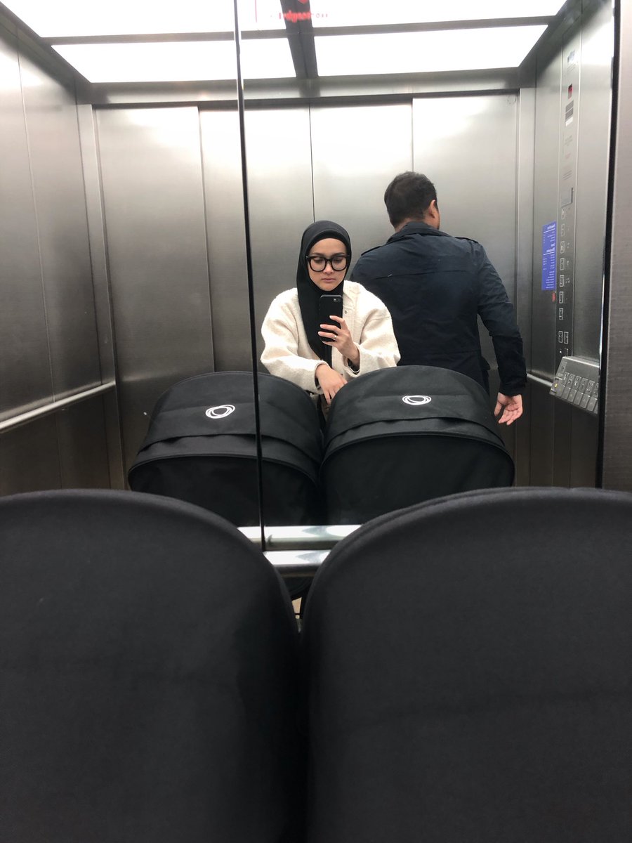 Hehehe olahraga jantung malem2 dingin2 mobil kekunci di parkiran mall.... kota lain.