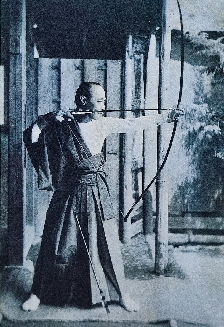1933〜34年　生涯凝っていた趣味の弓道をする徳川慶喜