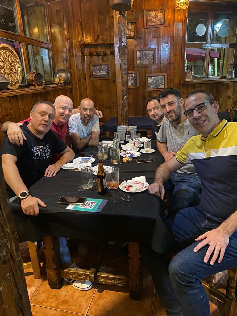 JuanMoraEx's tweet photo. Enésima cena de la Liga Supermanager, con entrega de la raspa al nuevo campeón @HugoCondesM @Roberfdez @LACulebras #RafaMartin y #JorgeSanz Por muchas más amigos!! https://t.co/ApqihSGAnu