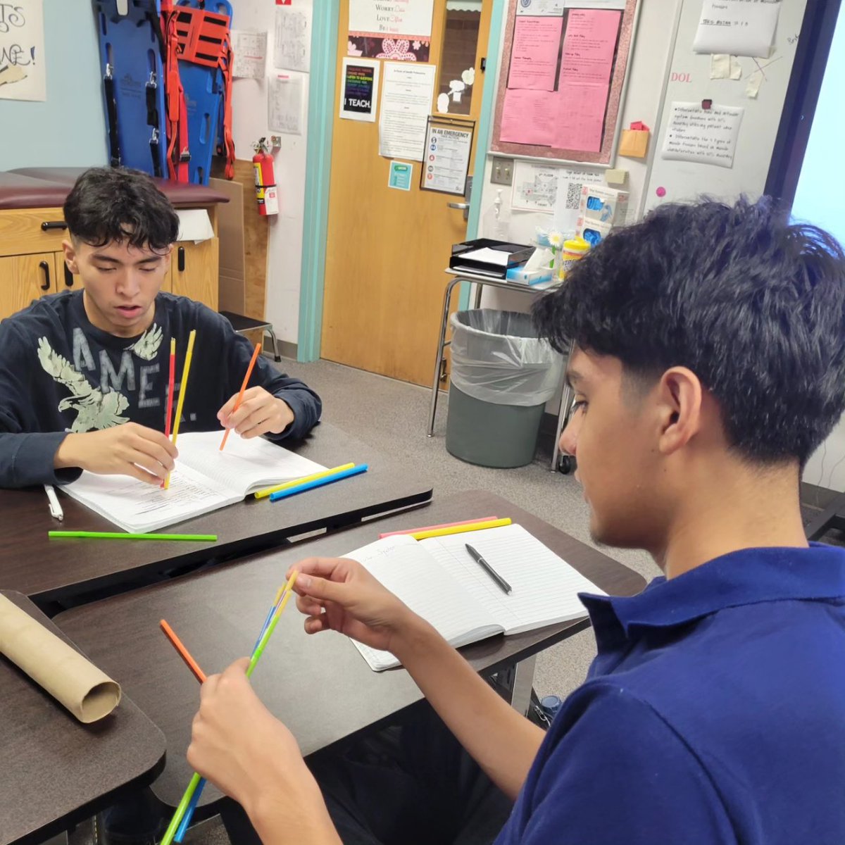 HSHPDallasISD's tweet image. Getting creative with anatomy in Exercise Science 1! 💪🍝 Students are crafting muscle models using pasta and straws, turning pasta into powerful muscles. A fun and hands-on way to understand the human body! 🏋️‍♂️📚 #ExerciseScience #MuscleModels #HandsOnLearning