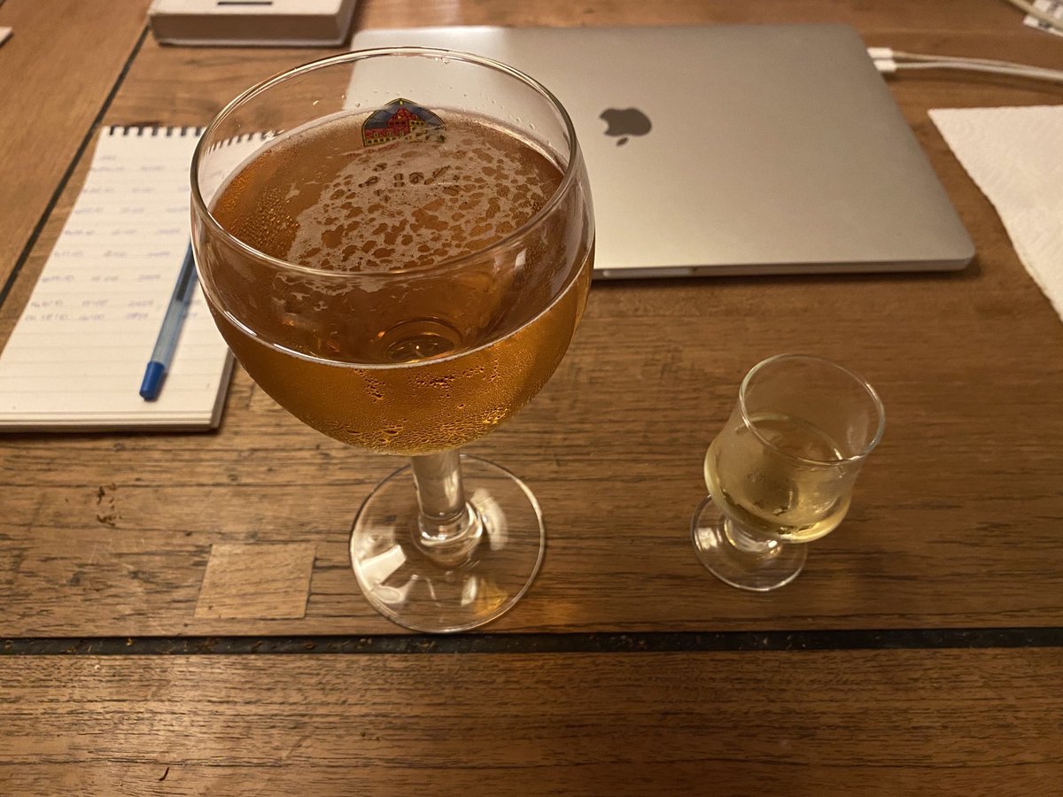 Aquí una copita de Lysholm Linje akevitt con una copa de cerveza como lo tomamos en en Noruega, sobre todo en invierno con comida fuerte y salado, sea jamón serrano o una pierna de cordero salado y secado. Saludos ⁦<a href="/omarlavieri/">Omar Lavieri⭐️⭐️⭐️ YO VI LOS TRES 78/86/22</a>⁩