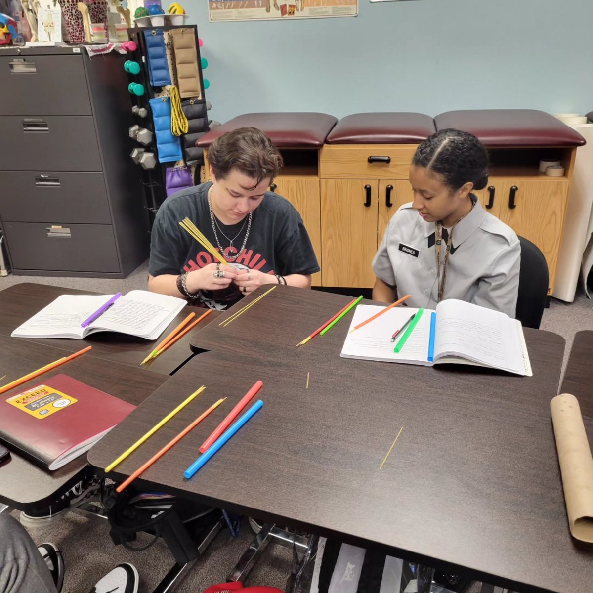 HSHPDallasISD's tweet image. Getting creative with anatomy in Exercise Science 1! 💪🍝 Students are crafting muscle models using pasta and straws, turning pasta into powerful muscles. A fun and hands-on way to understand the human body! 🏋️‍♂️📚 #ExerciseScience #MuscleModels #HandsOnLearning