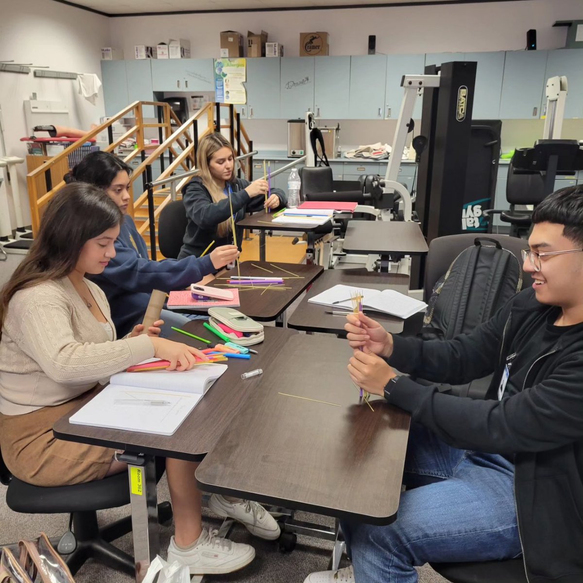 HSHPDallasISD's tweet image. Getting creative with anatomy in Exercise Science 1! 💪🍝 Students are crafting muscle models using pasta and straws, turning pasta into powerful muscles. A fun and hands-on way to understand the human body! 🏋️‍♂️📚 #ExerciseScience #MuscleModels #HandsOnLearning