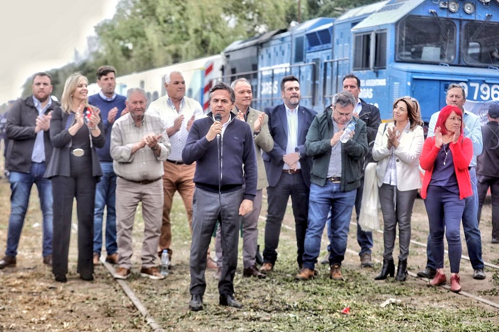 obras_desantafe's tweet photo. Vuelve el #Tren 🚆 🥳

Después de 30 años, se realizó la prueba de vías en el tramo Santa Fe-Laguna Paiva. 

Los ministros @silvinafrana y @DiegoGiuliano participaron de la prueba. 

Un sistema de transporte de calidad, sustentable e inclusivo. https://t.co/RQ4xXTR29S