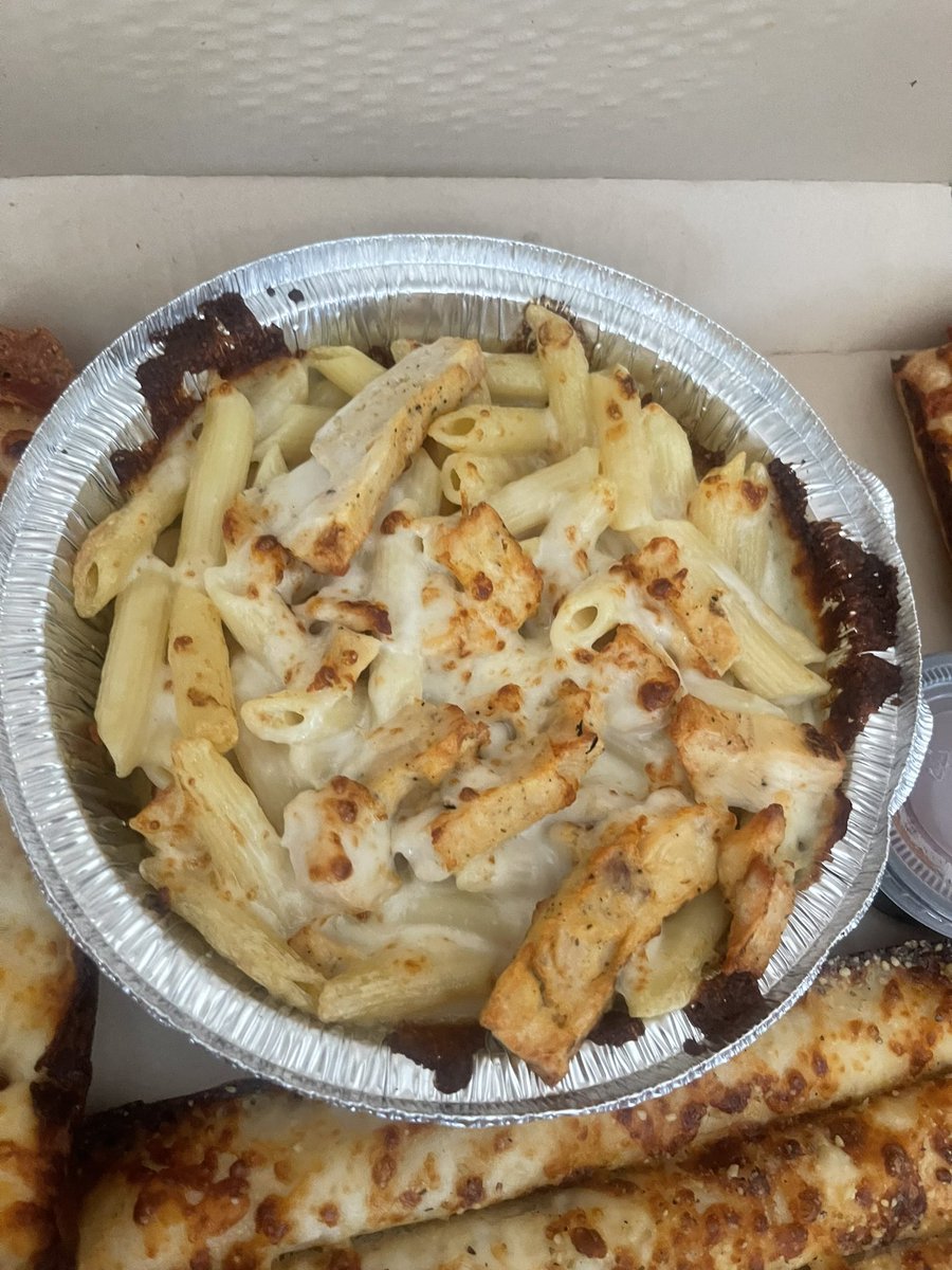MarcAlonzoTD's tweet photo. @pizzahut why would y’all sale this to a human. I wouldn’t even give my dog this. This is the way you all make pizzas now?? @dominos would never. !! https://t.co/AYfl8dODxA