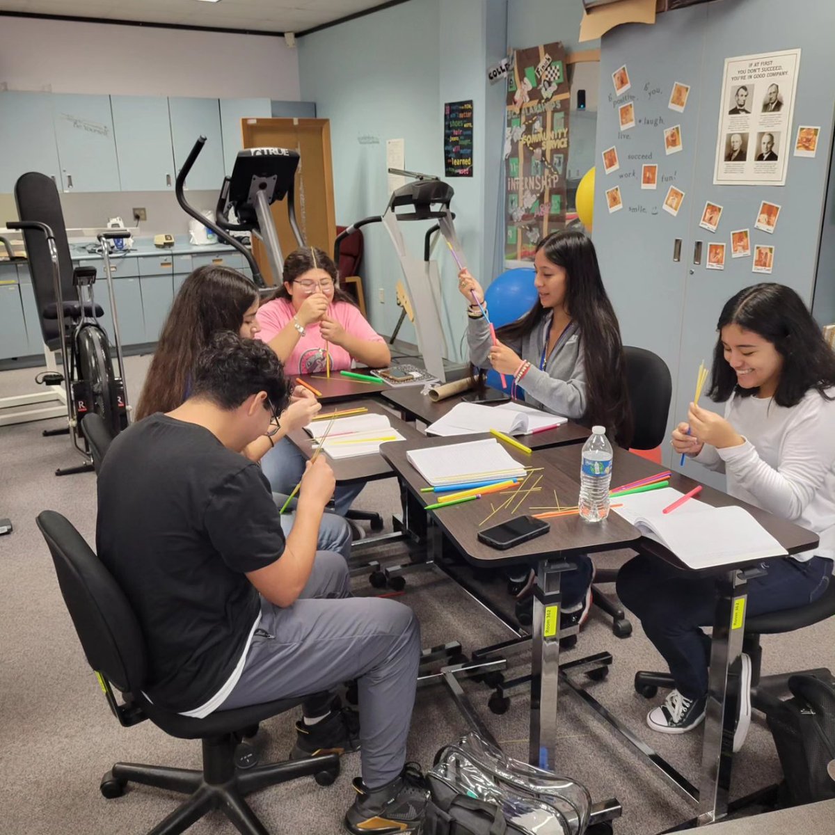 HSHPDallasISD's tweet image. Getting creative with anatomy in Exercise Science 1! 💪🍝 Students are crafting muscle models using pasta and straws, turning pasta into powerful muscles. A fun and hands-on way to understand the human body! 🏋️‍♂️📚 #ExerciseScience #MuscleModels #HandsOnLearning