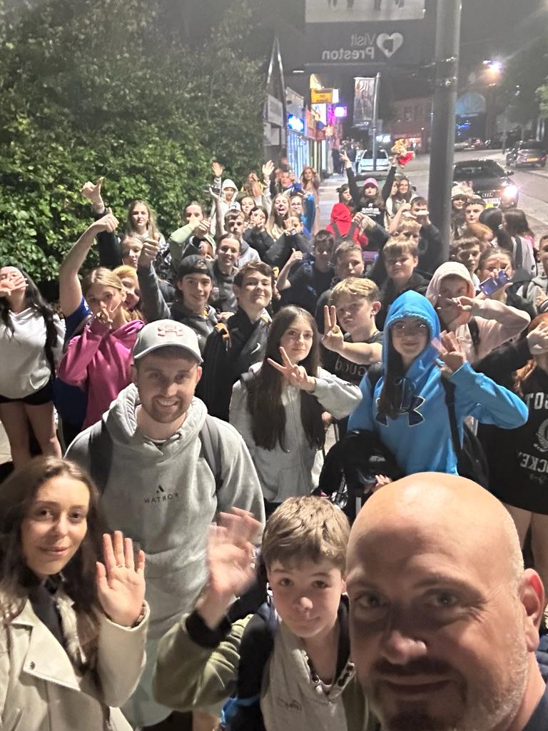 modsghs's tweet photo. And we're off!!  ETA 230am at Greenfaulds train station.  We will text an updated ETA when closer to. These guys have been absolutely amazing the whole tour, but especially tonight. ❤️❤️ https://t.co/6jywzs6KMC