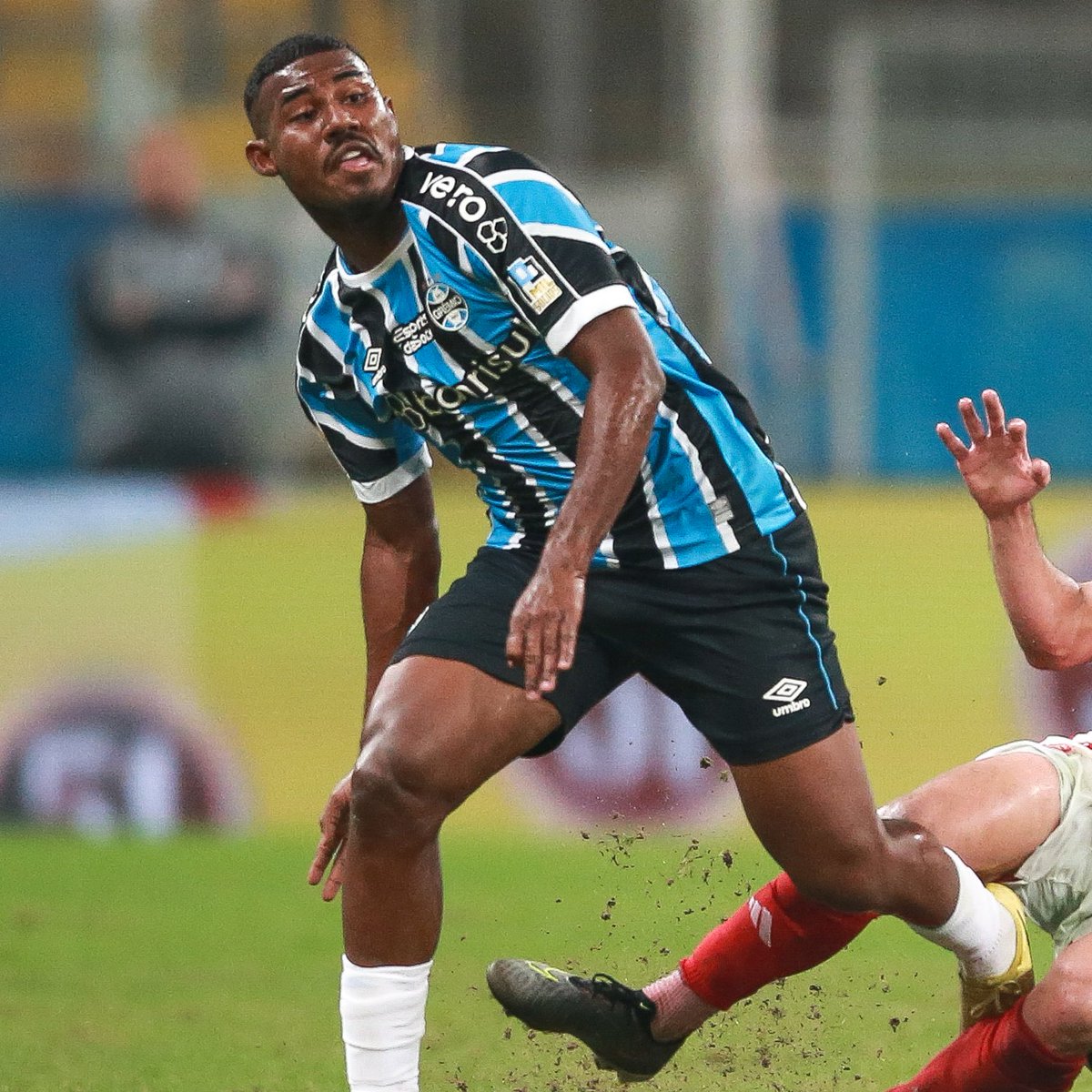 sportv's tweet photo. Grêmio confirma nomes no DM! 🚨
O zagueiro Rodrigo Ely e o lateral-esquerdo Cuiabano tiveram lesões musculares e passam a ser problema para o professor Portaluppi... 🇪🇪
Os jogadores fazem muita falta ao time? 😬
📸: Getty
#FutebolBrasileiro #Gremio #RodrigoEly #Cuiabano https://t.co/bdojQ5gNOn