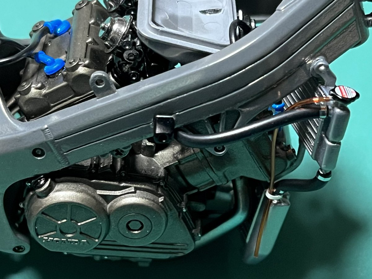 BCNR33LM's tweet image. #アンリミテッドオートモデルコンペ
#バイクプラモ盛上げ隊
#RC30
おはようございます✨
マフラー入れてリア周りの配管できました♬
ブレーキラインはチェーンにあたりそうですが、がっちりタイラップ留めして、あたりません！
リアサスの別体マスターはホースバンド留めにしました😊