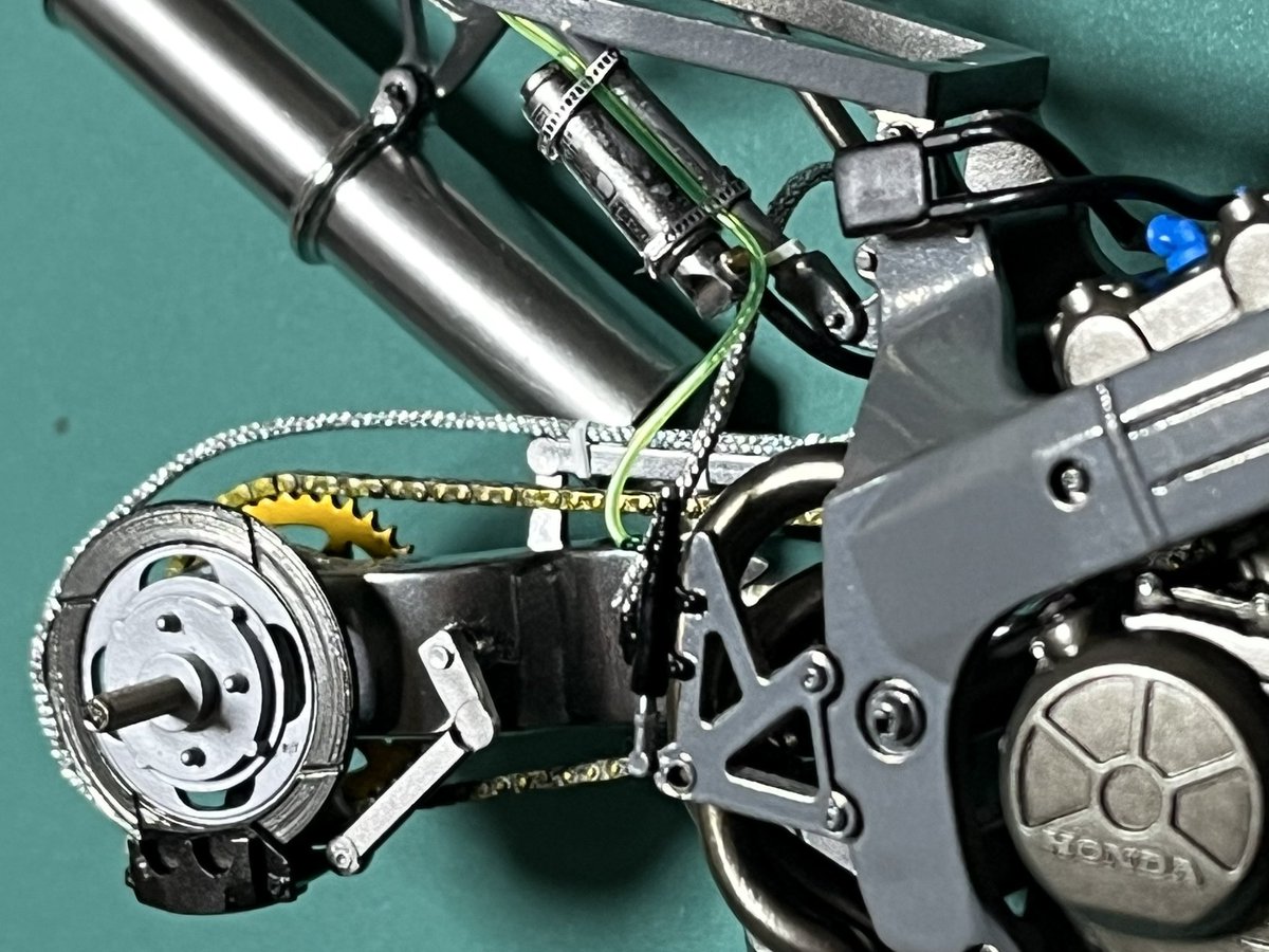 BCNR33LM's tweet image. #アンリミテッドオートモデルコンペ
#バイクプラモ盛上げ隊
#RC30
おはようございます✨
マフラー入れてリア周りの配管できました♬
ブレーキラインはチェーンにあたりそうですが、がっちりタイラップ留めして、あたりません！
リアサスの別体マスターはホースバンド留めにしました😊