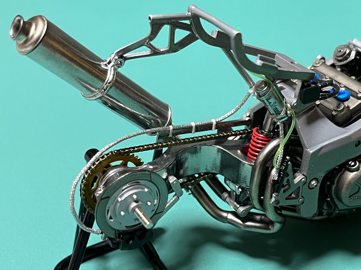 BCNR33LM's tweet image. #アンリミテッドオートモデルコンペ
#バイクプラモ盛上げ隊
#RC30
おはようございます✨
マフラー入れてリア周りの配管できました♬
ブレーキラインはチェーンにあたりそうですが、がっちりタイラップ留めして、あたりません！
リアサスの別体マスターはホースバンド留めにしました😊