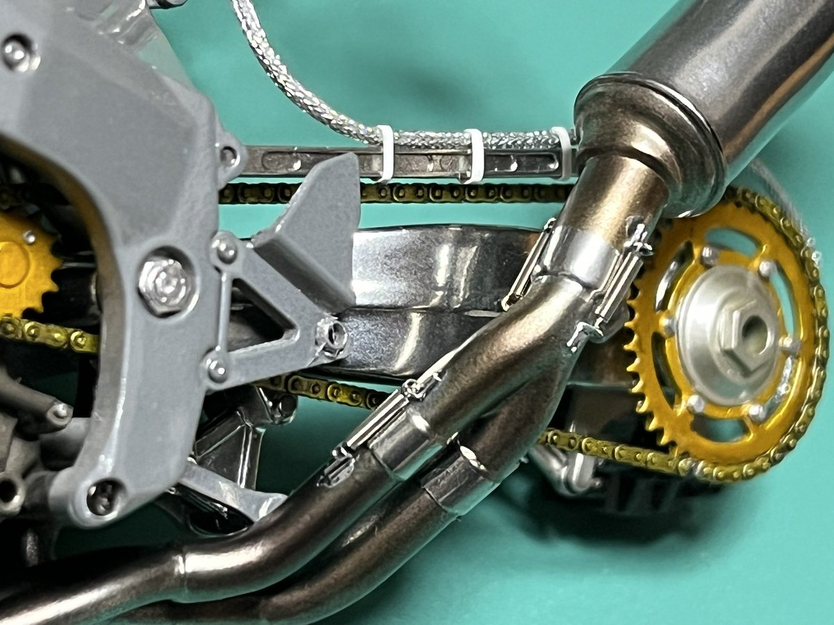 BCNR33LM's tweet image. #アンリミテッドオートモデルコンペ
#バイクプラモ盛上げ隊
#RC30
おはようございます✨
マフラー入れてリア周りの配管できました♬
ブレーキラインはチェーンにあたりそうですが、がっちりタイラップ留めして、あたりません！
リアサスの別体マスターはホースバンド留めにしました😊