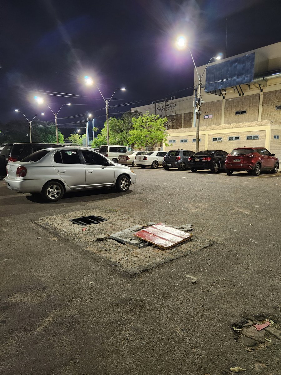 claugomezcasco's tweet photo. @sndpy @tigre7ramirez 
Cambiamos de Gobierno, cambiamos de Ministro, pero esto sigue igual, una lástima que inauguren instalaciones nuevas por un lado, pero por el otro no pueden mantener. Esto está así hace meses, todo lo logrado o arreglado para la Odesur se está cayendo. https://t.co/2k3kAQfJEF