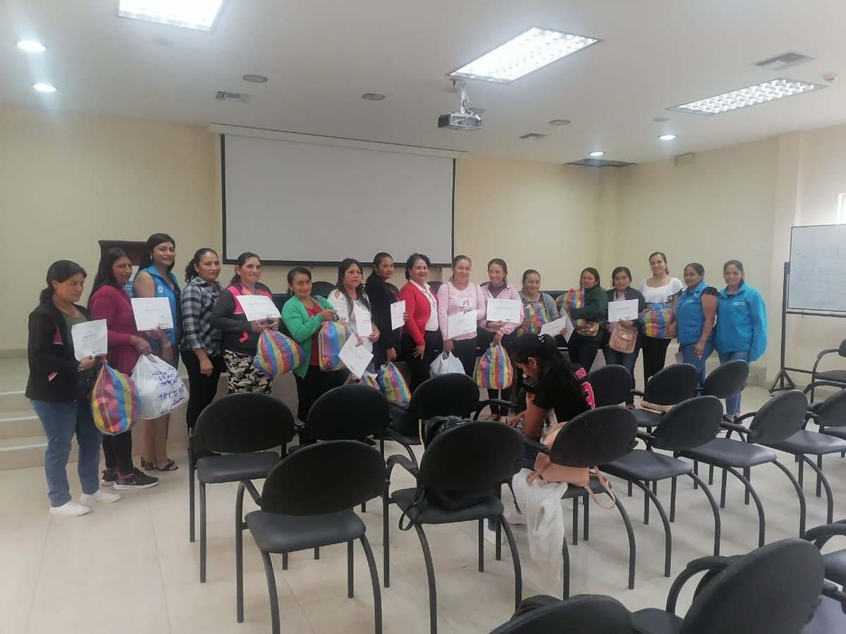 InclusivaZamora's tweet photo. Llegamos a #Palanda, para mantener un diálogo y entregar kits de vestir a las usuarias del servicio de Acompañamiento Familiar y beneficiarias del Bono de Desarrollo Humano con componente variable. 

#GobiernoDelEcuador 🇪🇨☺️ https://t.co/9r8Beub47K