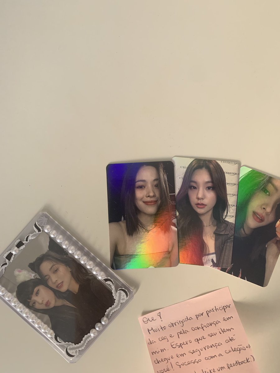 Ana_Barrow2004's tweet photo. Feedback super positivo para @dhycollect que me vendeu essa pc de unit de cheshere, veio rápido e bem embaladinho, ainda 3 lomocards de brinde 🥰
Ps: desculpa o atraso para escrever um feedback, tão xonada nessa pc que até fiz uma casinha para ela ❤️ https://t.co/P1sXO0bWBO
