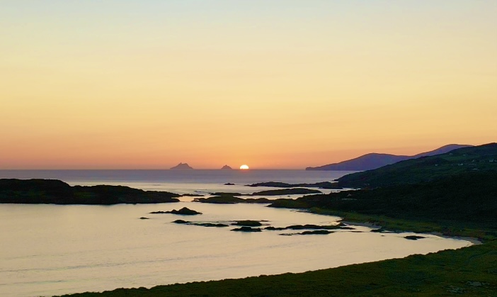 The sun is setting at #Derrynane Beach in County Kerry. In the distance you can see #Skellig Island. The famous# StarWars location. 

#irlandbeforeyoudie