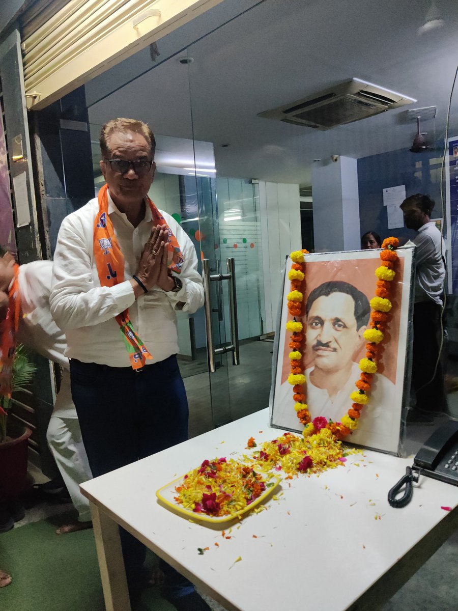 आज खोड़ा मकनपुर मंडल में माननीय दीनदयाल उपाध्याय जी की जयंती समारोह को विभिन्न वार्डो में मनाया गया। जिसमे बीजेपी के सम्मानित कार्यकता और पदाधिकारियों ने पुष्प अर्पित करके उनके जीवन के महत्व को सभी को समझाया गया। <a href="/IndMukeshsharma/">Mukesh Sharma</a> <a href="/sanjivsharmabjp/">SANJEEV SHARMA</a> @sunilsharma_bjp <a href="/upwestbjp/">BJP West UP</a>