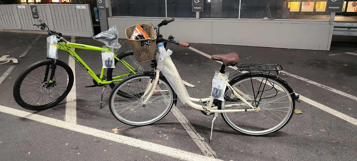 Triviyen's tweet photo. Haben uns Fahrräder gekauft 🥰
Dieser Unterschied. Freund voll das Mountainbike und ich Ommakutsche 😆 https://t.co/qVPlgkv2eD